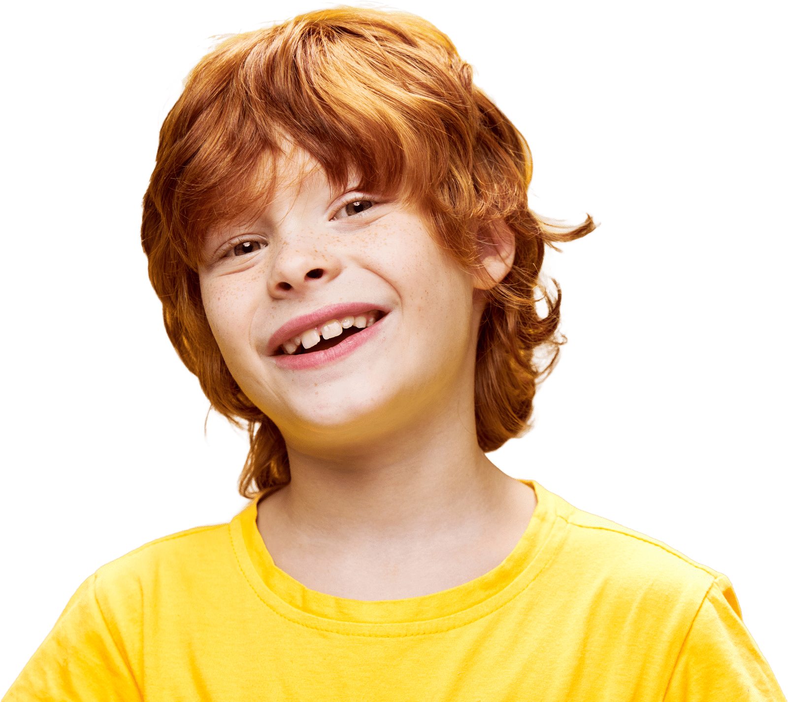 Lachende jongen met rood haar in een geel T-shirt